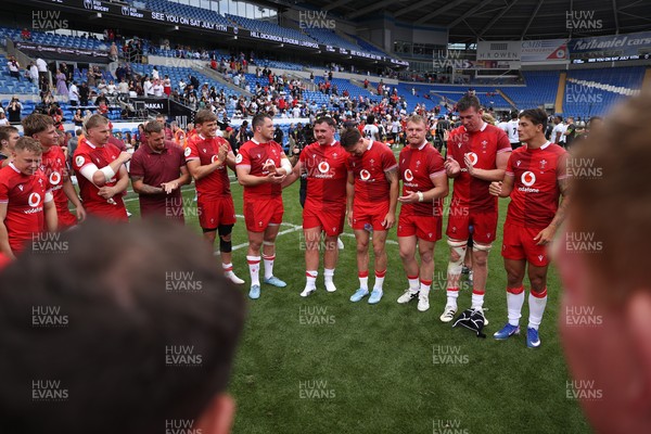 040726 - Fiji v Wales - Nations Championship - Wales celebrate in the team huddle at full time