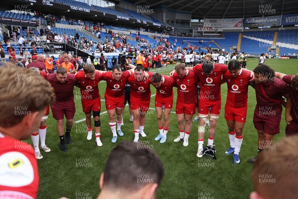 040726 - Fiji v Wales - Nations Championship - Wales celebrate in the team huddle at full time