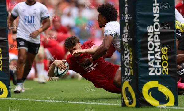 040726 - Fiji v Wales, Nations Championship - Eddie James of Wales dives in to score the final try