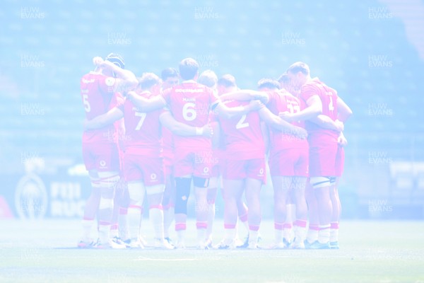 040726 - Fiji v Wales - Nations Championship - Wales huddle in the smoke