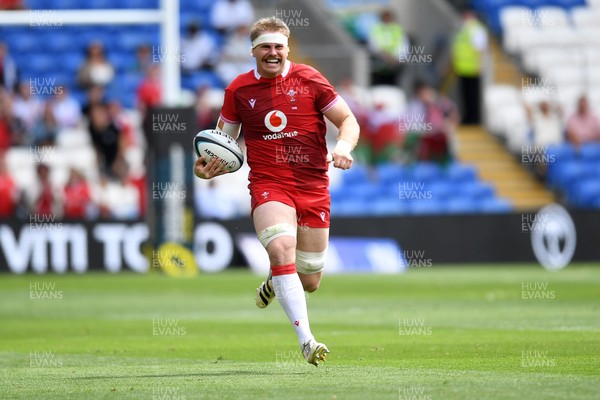 040726 - Fiji v Wales - Nations Championship - Aaron Wainwright of Wales makes a run