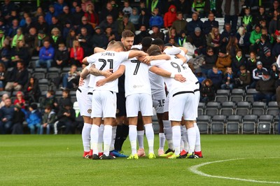 061018 - Forest Green Rovers v Newport County - EFL SkyBet League 2 - Players of Newport County huddle before kick off 