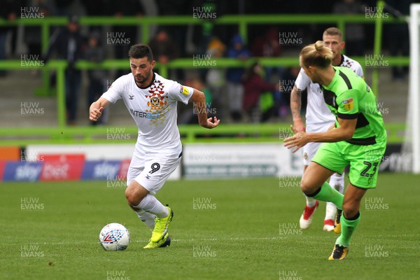 061018 - Forest Green Rovers v Newport County - EFL SkyBet League 2 - Padraig Amond of Newport County takes on Joseph Mills of Forest Green Rovers