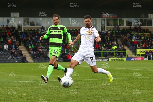 061018 - Forest Green Rovers v Newport County - EFL SkyBet League 2 - Padraig Amond of Newport County takes on Gavin Gunning of Forest Green Rovers