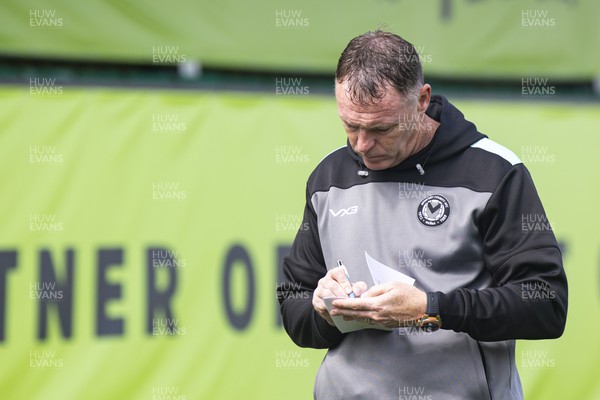 190823 - Forest Green Rovers v Newport County - Sky Bet League 2 - Newport County manager Graham Coughlan makes some notes ahead of the match