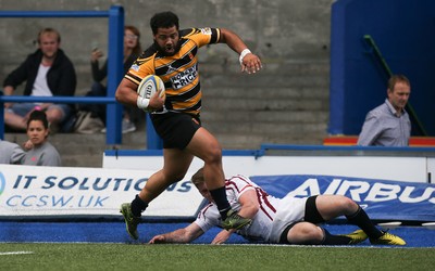 280816 - National Foster's 7s - Newport's Wes Cunliffe scores the winning try against Swansea