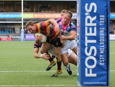 280816 - National Foster's 7s - Carmarthen Quins Ifan Beynon Thomas powers over to score try against Bargoed