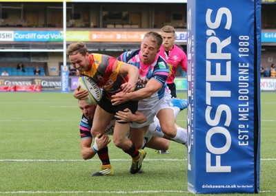 280816 - National Foster's 7s - Carmarthen Quins Ifan Beynon Thomas powers over to score try against Bargoed