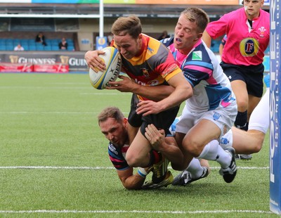 280816 - National Foster's 7s - Carmarthen Quins Ifan Beynon Thomas powers over to score try against Bargoed