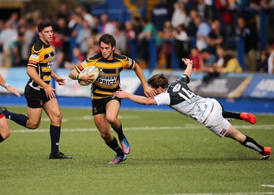 280816 - National Foster's 7s - Newport's Elliot Frewen beats Dale Stuckey as he races in to score try  against Pontypridd in the semi final of the Plate Competition