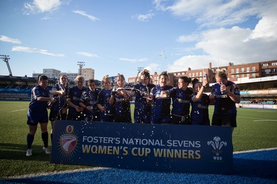 280816 - National Foster's 7s, Women's Final - Dragons celebrate winning the Womens 7s Championship