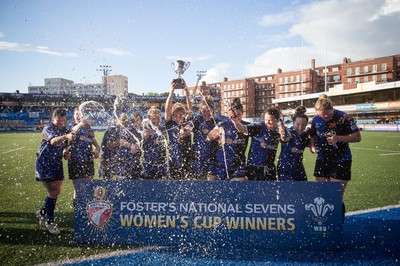 280816 - National Foster's 7s, Women's Final - Dragons celebrate winning the Womens 7s Championship