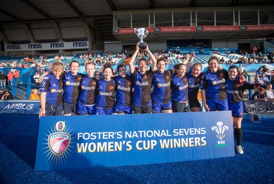 280816 - National Foster's 7s, Women's Final - Dragons celebrate winning the Womens 7s Championship