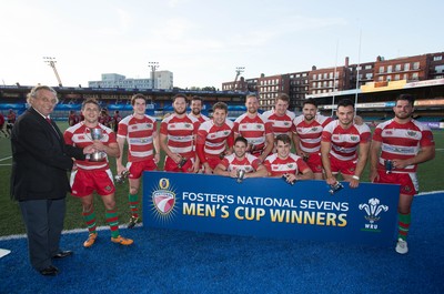 280816 - National Foster's 7s, Cup Final - Llandovery celebrate winning the Cup Final of the Foster's National 7s