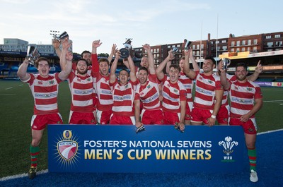 280816 - National Foster's 7s, Cup Final - Llandovery celebrate winning the Cup Final of the Foster's National 7s