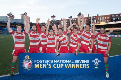 280816 - National Foster's 7s, Cup Final - Llandovery celebrate winning the Cup Final of the Foster's National 7s