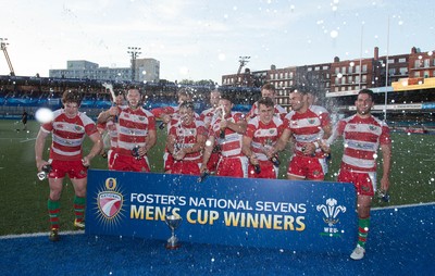 280816 - National Foster's 7s, Cup Final - Llandovery celebrate winning the Cup Final of the Foster's National 7s