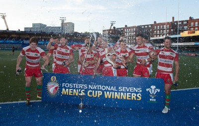 280816 - National Foster's 7s, Cup Final - Llandovery celebrate winning the Cup Final of the Foster's National 7s