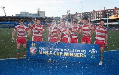 280816 - National Foster's 7s, Cup Final - Llandovery celebrate winning the Cup Final of the Foster's National 7s