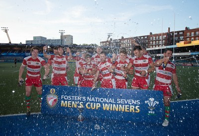 280816 - National Foster's 7s, Cup Final - Llandovery celebrate winning the Cup Final of the Foster's National 7s