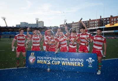 280816 - National Foster's 7s, Cup Final - Llandovery celebrate winning the Cup Final of the Foster's National 7s