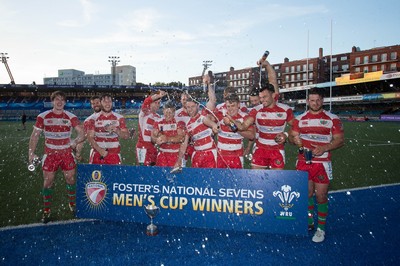 280816 - National Foster's 7s, Cup Final - Llandovery celebrate winning the Cup Final of the Foster's National 7s