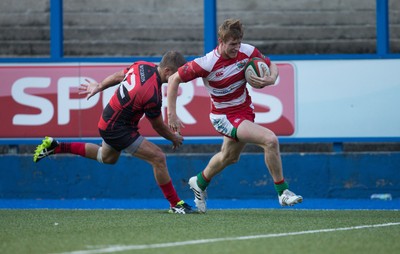 280816 - National Foster's 7s, Cup Final - Llandovery's Aaron Warren races in to score try in the Final against Aberavon