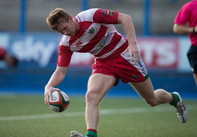 280816 - National Foster's 7s, Cup Final - Llandovery's Aaron Warren races in to score try in the Final against Aberavon