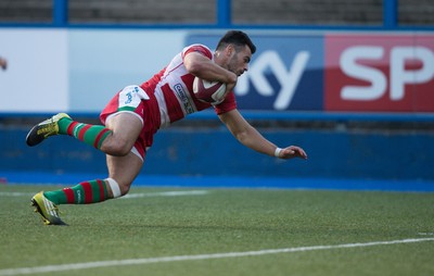 280816 - National Foster's 7s, Cup Final - Llandovery's Aron Evans dives over to score try in the Final against Aberavon