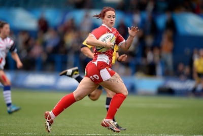 300815 - Fosters national 7s 2015 -Natalie Walsh of Scarlets runs in to score try