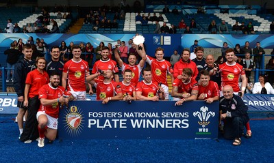 300815 - Fosters National 7s 2015 -Llanelli celebrate winning the Foster's national Sevens Plate