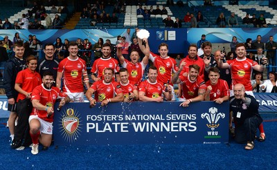 300815 - Fosters National 7s 2015 -Llanelli celebrate winning the Foster's national Sevens Plate