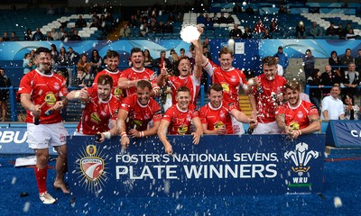 300815 - Fosters National 7s 2015 -Llanelli celebrate winning the Foster's national Sevens Plate