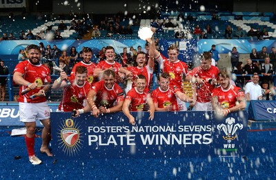 300815 - Fosters National 7s 2015 -Llanelli celebrate winning the Foster's national Sevens Plate