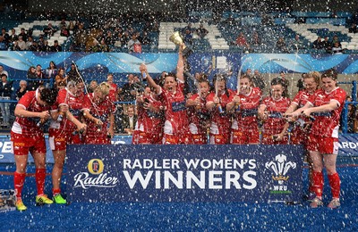 300815 - Fosters National 7s 2015 -Scarlets celebrate winning the Radler Women's cup