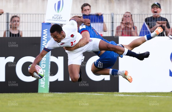 170618 - France U20 v England U20, World Rugby U20 Championship Final - Jordan Olowofela of England beats Maxime Marty of France as he dives in to score try