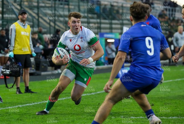 040723 - France v Wales - World Rugby U20 Championship - Tom Florence of Wales on his way to score a try