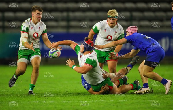 040723 - France v Wales - World Rugby U20 Championship - Josh Morse of Wales passes the ball to Tom Florence of Wales