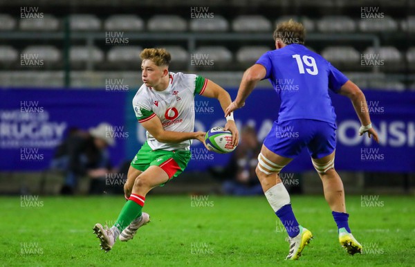 040723 - France v Wales - World Rugby U20 Championship - Daniel Edwards of Wales passes the ball before Lenni Nouchi of France can tackle him