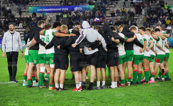 040723 - France v Wales - World Rugby U20 Championship - The Welch team huddle after losing their match against France