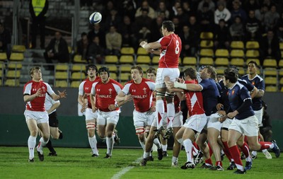 18.03.11 - France U20 v Wales U20 - Under 20 Six Nations - Ben Morgan of Wales wins line-out ball. 