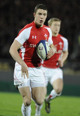 19.03.11 - France U20 v Wales U20 - Under 20 Six Nations - Steve Shingler of Wales gets into space. 