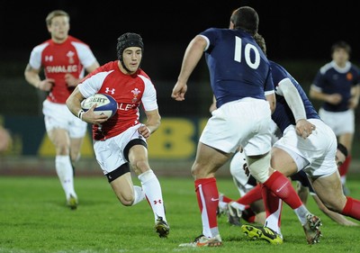 19.03.11 - France U20 v Wales U20 - Under 20 Six Nations - Matthew Morgan of Wales looks for a way through the French defence. 