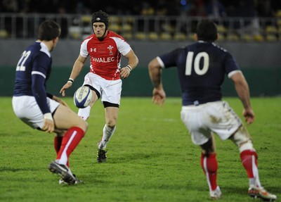 19.03.11 - France U20 v Wales U20 - Under 20 Six Nations - Matthew Morgan of Wales chips ahead. 