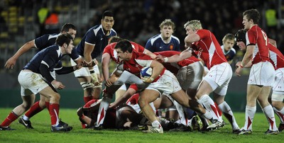 19.03.11 - France U20 v Wales U20 - Under 20 Six Nations - Edward Siggery of Wales looks for a way through. 