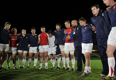 19.03.11 - France U20 v Wales U20 - Under 20 Six Nations - Wales assistant coach Rob Appleyard talks to his players at the end of the game. 