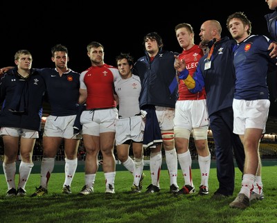 19.03.11 - France U20 v Wales U20 - Under 20 Six Nations - Wales assistant coach Rob Appleyard talks to his players at the end of the game. 
