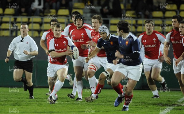 18.03.11 - France U20 v Wales U20 - Under 20 Six Nations - Jonathan Evans of Wales looks for support. 