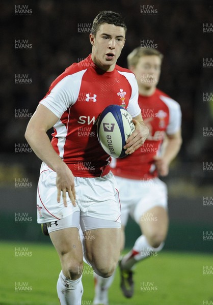 19.03.11 - France U20 v Wales U20 - Under 20 Six Nations - Steve Shingler of Wales gets into space. 