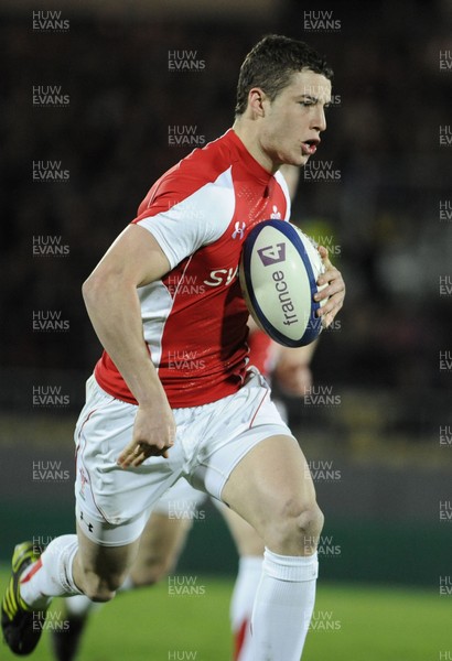 19.03.11 - France U20 v Wales U20 - Under 20 Six Nations - Steve Shingler of Wales gets into space. 